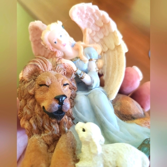 Vintage Other - Lion&Lamb Angel statue